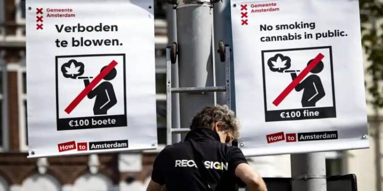 Amsterdams Red Light District Enforces Pot Smoking Ban